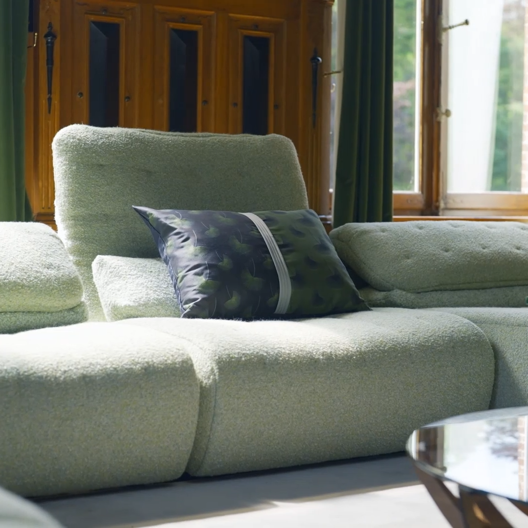 10 Canapé d’angle modulable en tissu bouclé vert sauge – Luxe contemporain et confort enveloppant