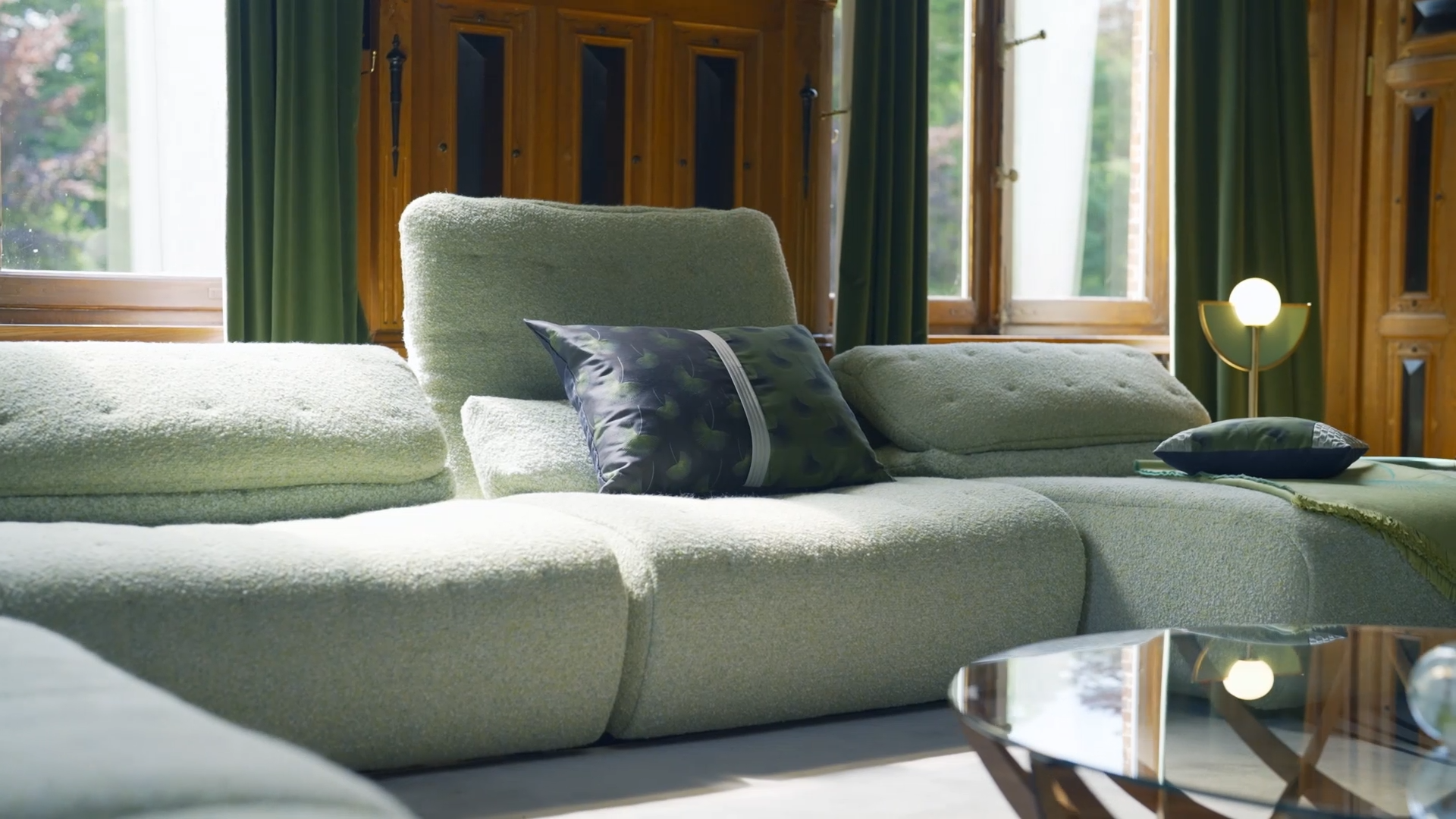 10 Canapé d’angle modulable en tissu bouclé vert sauge – Luxe contemporain et confort enveloppant