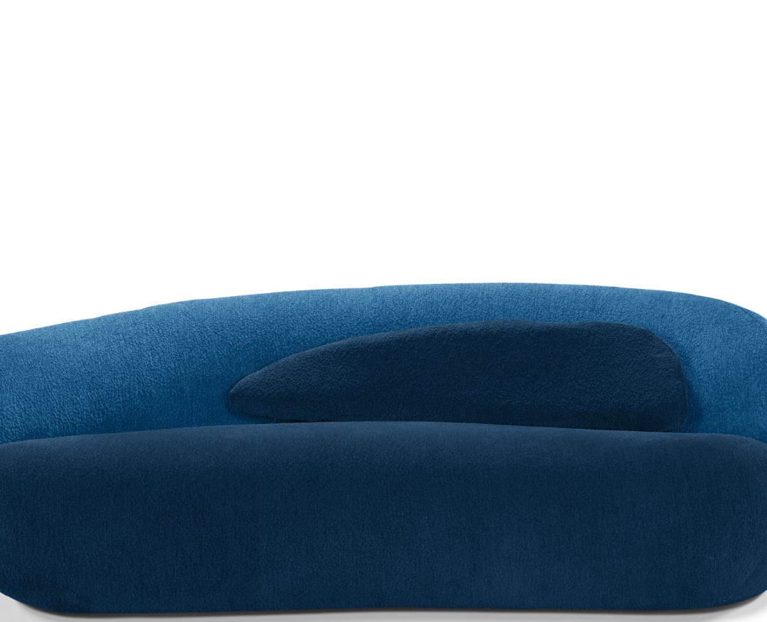 Canapé design incurvé en velours bleu royal – Élégance sculpturale et confort d’exception