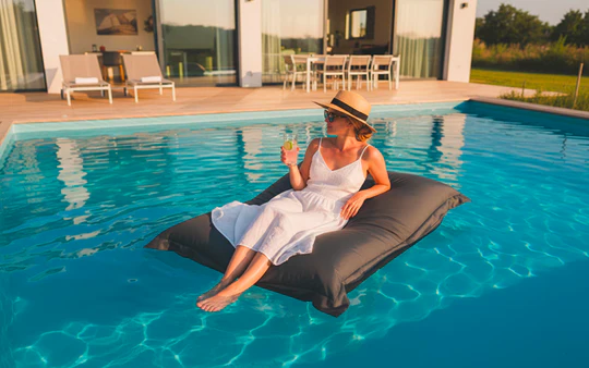 pouf-piscine-flottant-pool-big52-gris-femme-2-2 Pouf Flottant Luxe